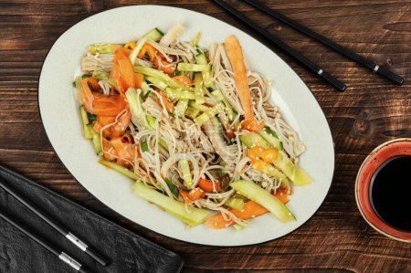 Téléchargez les photos : Assiette avec salade de champignons et légumes enoki sur une table rustique en bois. Alimentation nationale chinoise. - en image libre de droit