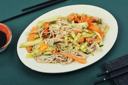 Foto de Ensalada vegetariana de setas enoki o champiñones aguja y verduras. Comida nacional china. - Imagen libre de derechos
