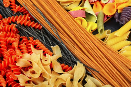 Téléchargez les photos : Ensemble de macaronis secs, pâtes crues et spaghettis. Journée mondiale des pâtes. Gros plan - en image libre de droit
