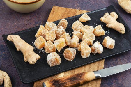 Téléchargez les photos : Morceaux de gingembre confit séché et racine de rhizome frais, dessert au gingembre confit. - en image libre de droit