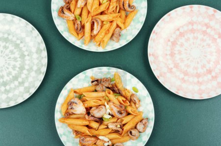 Téléchargez les photos : Une assiette de pâtes avec pieuvre et macaroni. Nourriture gastronomique méditerranéenne. Vue du dessus plat lay. - en image libre de droit