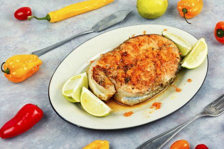 Téléchargez les photos : Steak de saumon grillé avec sauce orange et citron vert - en image libre de droit