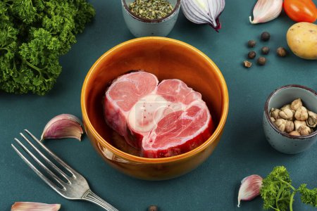 Foto de Trozo crudo crudo de carne roja y verduras en la mesa de la cocina. Juego de ingredientes para sopa o borscht. - Imagen libre de derechos