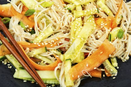 Téléchargez les photos : Assiette avec salade de champignons et légumes enoki. Nourriture chinoise nationale. Salade Flammulina velutipes. Gros plan. - en image libre de droit