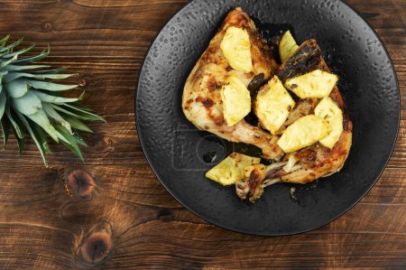 Téléchargez les photos : Jambes de poulet maison frites à l'ananas sur une vieille table rustique en bois. Viande de poulet au four. - en image libre de droit
