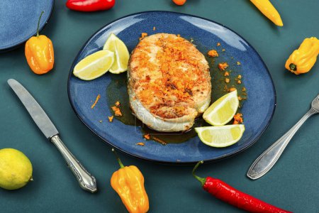 Téléchargez les photos : Assiette de steak de truite grillée avec sauce orange. Aliments sains avec oméga. - en image libre de droit