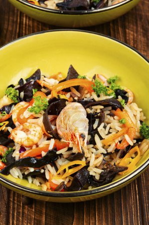 Téléchargez les photos : Nourriture chinoise traditionnelle, riz frit aux crevettes et champignons. - en image libre de droit