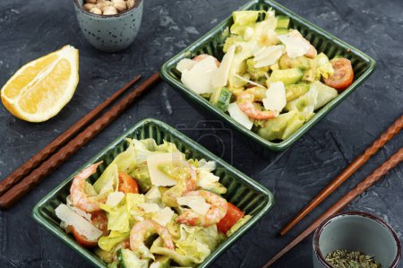 Téléchargez les photos : Salade asiatique aux crevettes, tranches d'avocat crevettes et tomate. Une alimentation saine. - en image libre de droit
