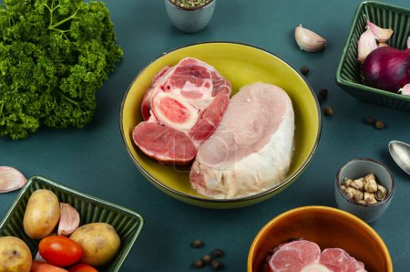 Foto de Carne fresca y cruda y verduras en la mesa de la cocina. Un conjunto de ingredientes para sopa o borscht. - Imagen libre de derechos