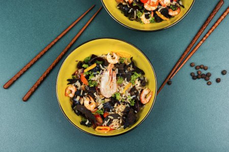 Téléchargez les photos : Riz frit aux crevettes et aux champignons. Thaïlande repas populaire. Vue de dessus, plan plat, - en image libre de droit