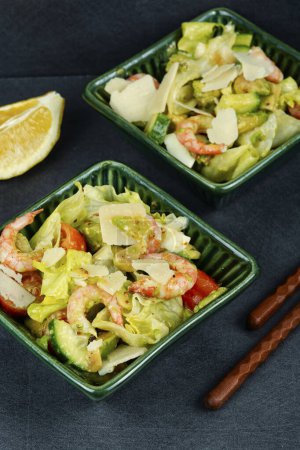 Téléchargez les photos : Salade asiatique aux crevettes, avocat crevettes, tomates et oeuf. Nutrition diététique. - en image libre de droit