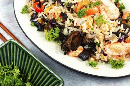 Téléchargez les photos : Nourriture traditionnelle chinoise, riz frit aux crevettes et champignons en assiette blanche. - en image libre de droit