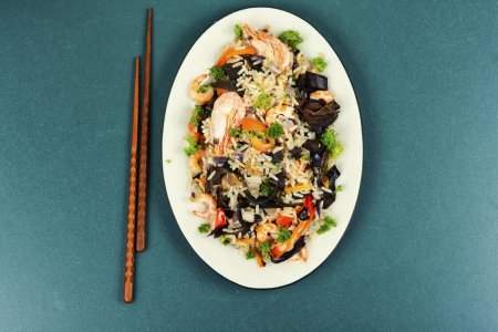 Téléchargez les photos : Nourriture chinoise, riz frit aux crevettes et champignons. Style culinaire asiatique. Vue du dessus. - en image libre de droit
