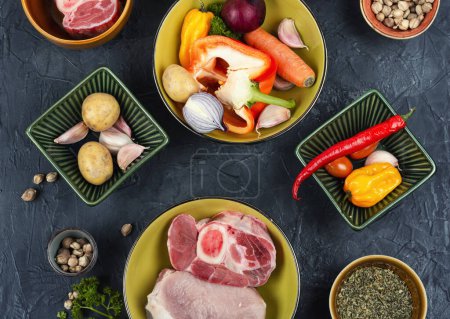 Foto de Carne y verduras frescas y crudas sobre un fondo de piedra. Un conjunto de ingredientes para sopa o borscht. - Imagen libre de derechos
