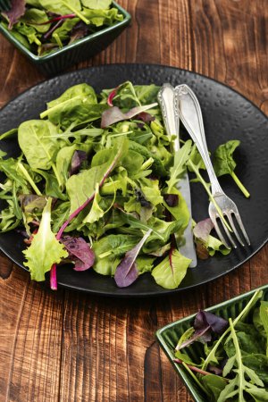 Téléchargez les photos : Salade végétarienne de légumes frais et d'herbes sur une vieille table rustique en bois. - en image libre de droit