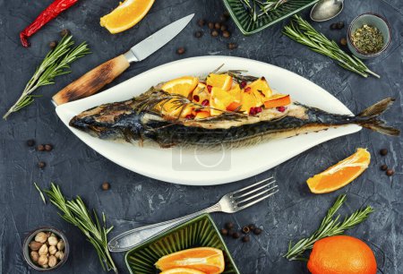 Foto de Pescado picante de caballa al horno con salsa de naranjas y romero. Alimento saludable - Imagen libre de derechos
