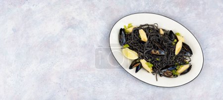 Téléchargez les photos : Pâtes de haricot noir végétalien linguine aux moules. Pâtes méditerranéennes vongole. Espace de copie. - en image libre de droit
