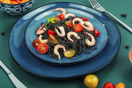 Téléchargez les photos : Spaghetti végétarien aux haricots noirs aux crevettes et tomates. Concept d'alimentation saine. - en image libre de droit