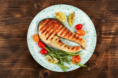 Téléchargez les photos : Steak de saumon grillé aux légumes grillés, poisson frit. - en image libre de droit
