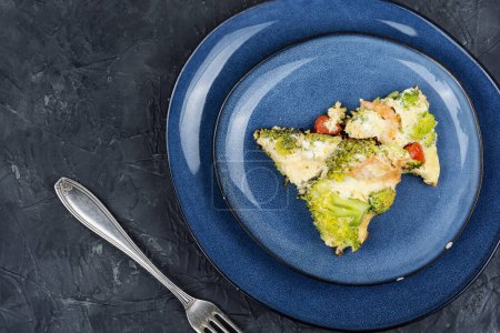 Téléchargez les photos : Délicieuse omelette au brocoli, crevettes et tomate. Déjeuner cétogène. - en image libre de droit
