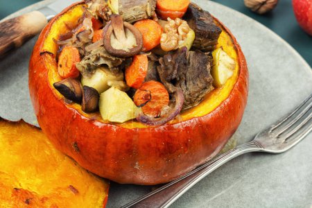 Foto de Calabaza asada de otoño rellena de carne de res, champiñones, manzana y zanahorias. - Imagen libre de derechos