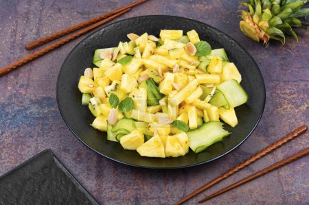 Téléchargez les photos : Salade d'ananas asiatique avec concombre et baguette. Salade d'ananas végétalien, aliments diététiques propres. - en image libre de droit