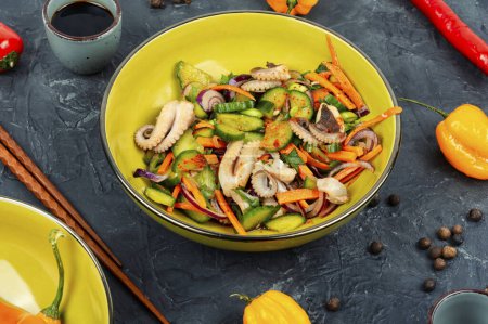 Téléchargez les photos : Salade de calmar, concombre, oignon et poulpe. Cuisine coréenne aux fruits de mer - en image libre de droit