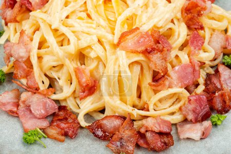 Téléchargez les photos : Pâtes ou spaghetti carbonara avec bacon et parmesan sur une assiette. Gros plan. - en image libre de droit