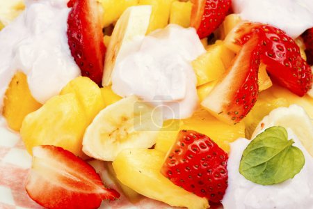 Foto de Ensalada de frutas de piña, fresas, kiwi y yogur dulce. Alimento orgánico natural saludable. Macro. - Imagen libre de derechos