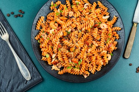 Téléchargez les photos : Pâtes méditerranéennes ou macaronis aux fruits de mer, pâtes aux moules et crevettes sur une assiette. - en image libre de droit