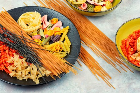 Téléchargez les photos : Un ensemble de macaronis secs, pâtes non cuites et spaghettis. - en image libre de droit