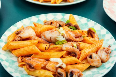 Téléchargez les photos : Macaronis appétissants ou pâtes bouillies avec pieuvre. Pâtes aux fruits de mer. - en image libre de droit