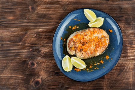 Téléchargez les photos : Steak de saumon ou de truite grillé avec sauce orange et citron vert. Espace pour le texte. - en image libre de droit
