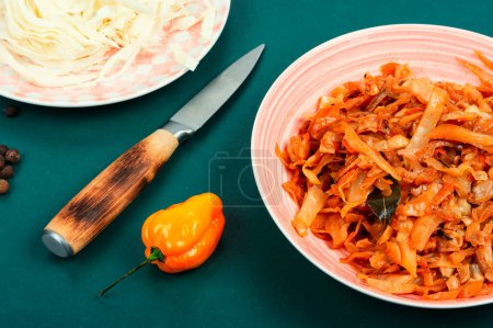Téléchargez les photos : Du chou mijoté dans une assiette. Cuisine polonaise. Alimentation végétarienne. - en image libre de droit
