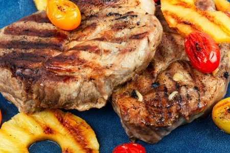 Téléchargez les photos : Steak barbecue aux ananas. Viande grillée, rôtie à l'ananas. Steak grillé et ananas. - en image libre de droit