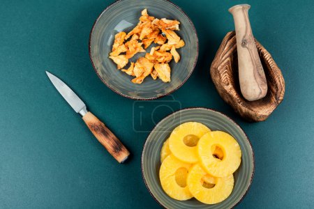 Téléchargez les photos : Séché ananas savoureux ou ananas dans des bols. Ananas aux bonbons. - en image libre de droit