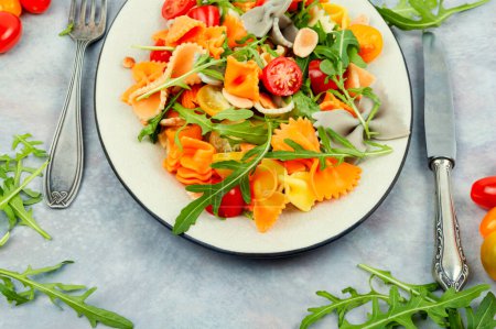 Foto de Un tazón con ensalada de pasta tradicional con tomates frescos y hierbas. - Imagen libre de derechos