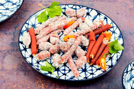 Set mit verschiedenen Arten von Wurstsalami auf einem Teller, Fleischvorspeise.