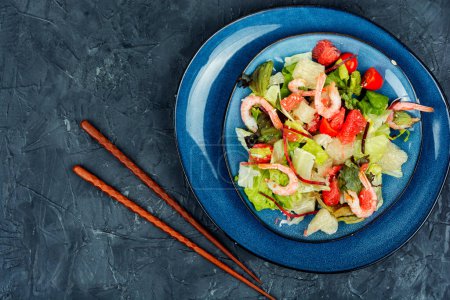 Téléchargez les photos : Salade savoureuse avec pomelo, crevettes et légumes verts. Salade d'apéritif thaïlandais. - en image libre de droit