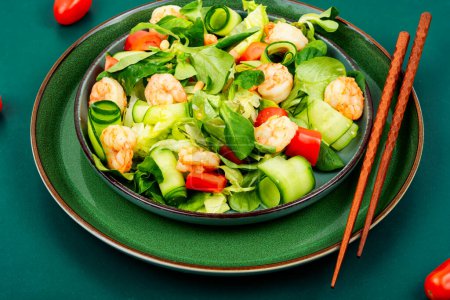 Photo for Plate with shrimps salad with green lettuce. Salad of shrimp or prawns. Healthy eating. - Royalty Free Image