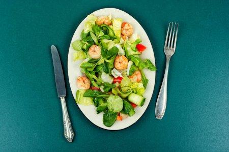 Foto de Plato con ensalada de verduras frescas, hierbas y camarones. Ensalada de gambas. Vista superior. - Imagen libre de derechos