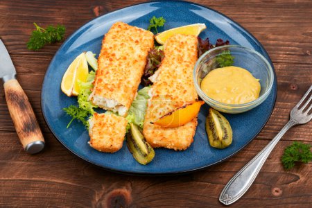 Téléchargez les photos : Croustillant pané frits Alaska Filets de poisson avec chapelure - en image libre de droit