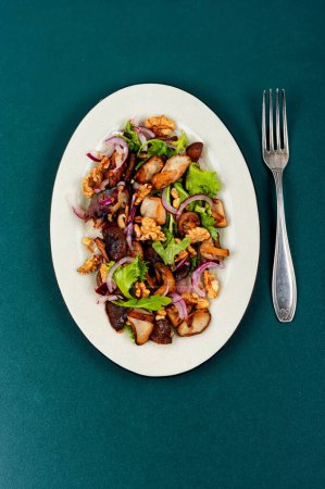 Téléchargez les photos : Salade délicieuse de légumes aux champignons des forêts grillées, oignons rouges, herbes et noix. Pose plate. - en image libre de droit