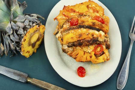 Téléchargez les photos : Barbecue exotique, viande rôtie à l'ananas frais - en image libre de droit