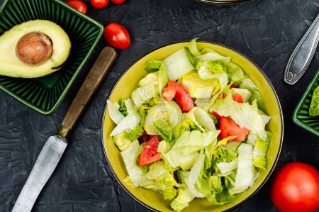 Téléchargez les photos : Salade végétalienne verte faite à partir d'un mélange de feuilles vertes et de légumes. Vue du dessus. - en image libre de droit