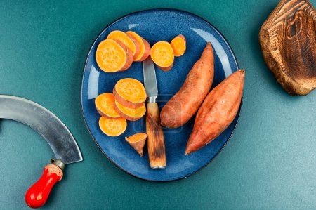 Frische Süßkartoffeln zum Kochen in Scheiben geschnitten. Orangen Kumara, Süßkartoffeln. Gesunde Ernährung.