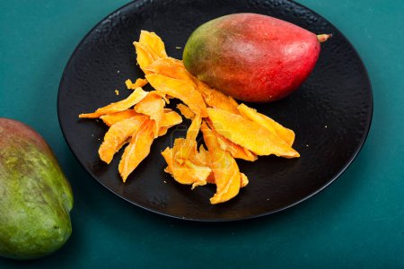 Téléchargez les photos : Mangues séchées et fraîches. Superfood, végétalien ou végétarien. - en image libre de droit