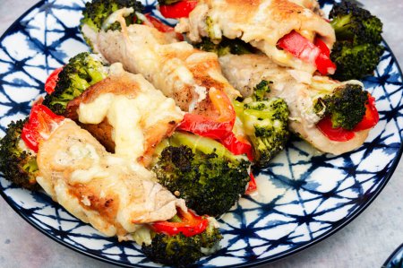 Foto de Panecillos de carne apetitosos con brócoli, queso y pimiento, listos para comer. De cerca.. - Imagen libre de derechos