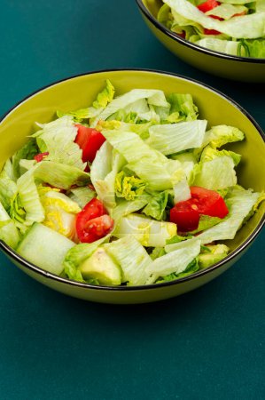 Téléchargez les photos : Nourriture végétarienne végétalienne. Salade composée d'un mélange de feuilles vertes et de légumes. - en image libre de droit