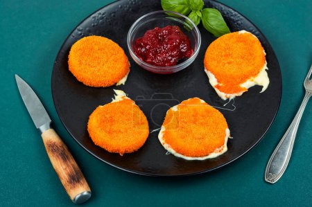 Téléchargez les photos : Savoureux camembert cuit dans le pain avec de la sauce aux fruits. Petit déjeuner. - en image libre de droit